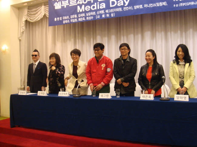 　사진설명 : 지난 2일 오후 2시 서울 신사동 팝그린 호텔에서 ‘쉘부르 40주년 기념 콘서트’ 기자회견이 열리고 있다. 왼쪽부터 이번 공연을 기획한 가수 강승모, 신계행, 남궁옥분, 쉐그린, 채은옥, 양하영. [사진제공=AMG글로벌]
　사진설명 : 지난 2일 오후 2시 서울 신사동 팝그린 호텔에서 ‘쉘부르 40주년 기념 콘서트’ 기자회견이 열리고 있다. 왼쪽부터 이번 공연을 기획한 가수 강승모, 신계행, 남궁옥분, 쉐그린, 채은옥, 양하영. [사진제공=AMG글로벌]
