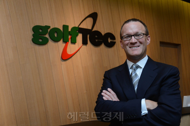 골프텍 CEO<br />정희조 기자/checho@heraldcorp.com 130502
골프텍 CEO
정희조 기자/checho@heraldcorp.com 130502
골프텍 CEO
정희조 기자/checho@heraldcorp.com 130502