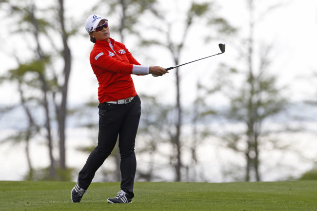 박세리(골퍼/KDB산은금융그룹)
Korea’s Pak Se-ri watches her second shot on the 18th hole at the Kingsmill Championship on Thursday.   AFP-Yonhap News