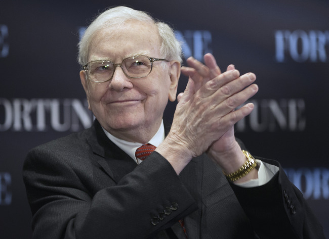 <YONHAP PHOTO-0155> Billionaire investor Warren Buffett applauds as he speaks on the topic of "Women and Work" during a sit-down interview with Fortune's Pattie Sellers in front of an audience at the University of Nebraska at Omaha's College of Business Administration, in Omaha, Neb., Thursday, May 2, 2013. Buffett said that most of America's prosperity was created using only about 50 percent of its talent _ the men. So he's confident the country will prosper as more women excel in the workforce. (AP Photo/Nati Harnik)/2013-05-03 05:53:38/ <저작권자 ⓒ 1980-2013 ㈜연합뉴스. 무단 전재 재배포 금지.>
Warren Buffett.   AP-Yonhap News
Warren Buffett.   AP-Yonhap News
