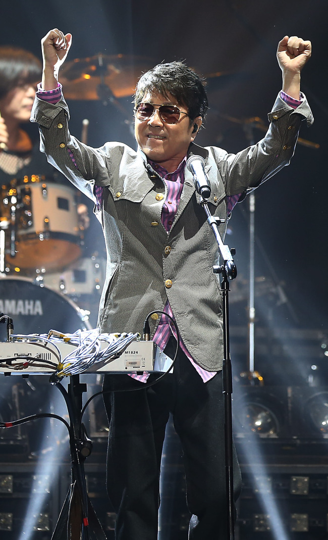 조용필(가수)
“The King of Music” Cho Yong-pil won first place in a television music program for the first time in 23 years.