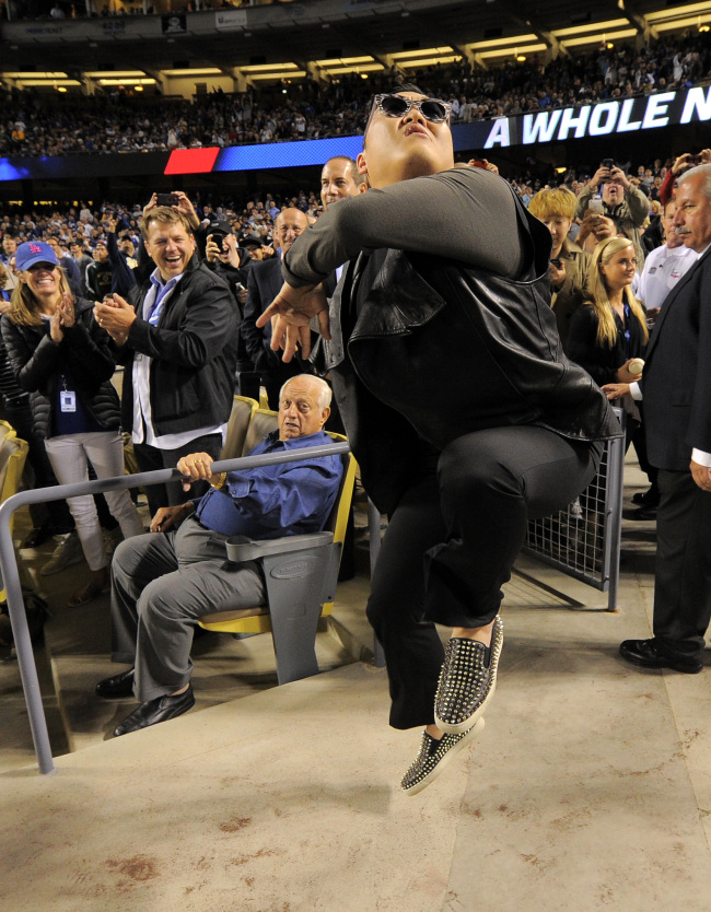 싸이(박재상/가수/음악PD)
<YONHAP PHOTO-1603> Korean pop artist PSY dances for fans while Tommy Lasorda, sitting down, looks on as the Los Angeles Dodgers play the Colorado Rockies in their baseball game, Tuesday, April 30, 2013, in Los Angeles. (AP Photo/Mark J. Terrill)/2013-05-01 21:52:26/ <저작권자 ⓒ 1980-2013 ㈜연합뉴스. 무단 전재 재배포 금지.>
Korean pop singer Psy dances for fans while former Dodgers manager Tommy Lasorda, sitting down, looks on as the Los Angeles Dodgers play the Colorado Rockies in Los Angeles, Tuesday.   AP-Yonhap News