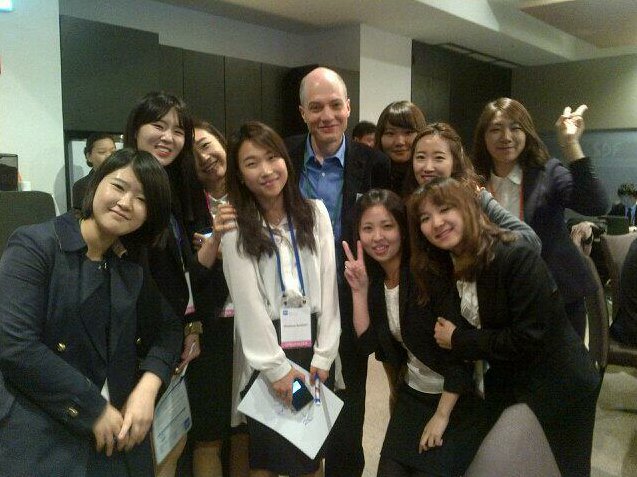 Alain de Botton posing with Korean female fans (De Botton's Twitter account)