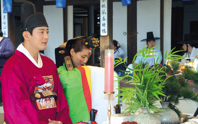 Tying the knot the traditional way