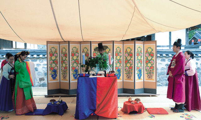 Tying the knot the traditional way