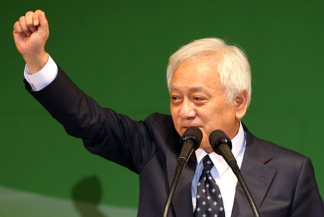 Rep. Kim Han-gil holds up a hand after being confirmed as the Democratic Party's new chairman on Sunday. (Yonhap News)