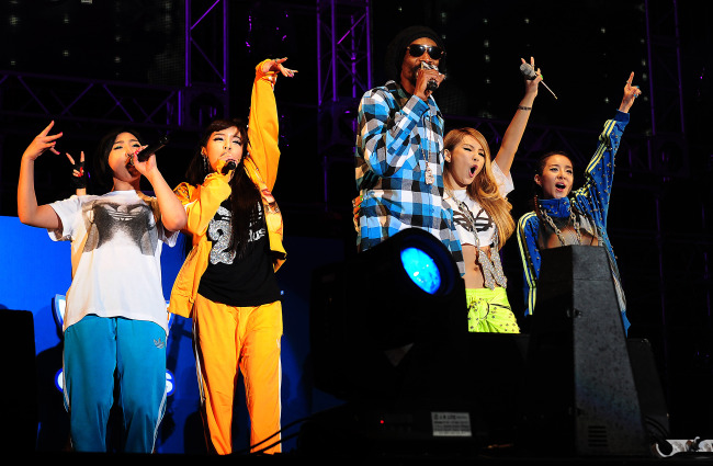 Snoop Lion (center) and K-pop group 2NE1 perform at the rapper’s concert at Olympic Park on Saturday.   Yonhap News