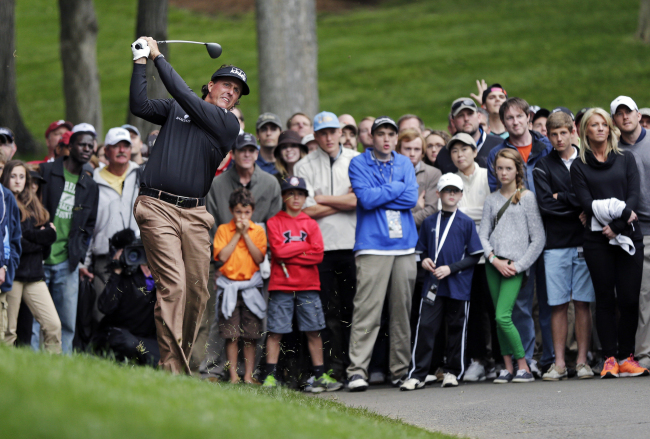 Phil Mickelson hits from the rough on the 15th hole during the third round of the Wells Fargo Championship golf tournament at Quail Hollow Club in Charlotte, North Carolina, Saturday.   AP-Yonhap News