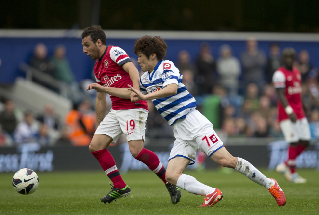 Queens Park Rangers’ Park Ji-sung (right) chases Arsenal’s Santi Cazorla at Loftus Road in London on Saturday.    AP-Yonhap News