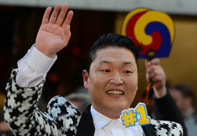 South Korean singer Psy performs on the television morning talk show “Today Show” at Rockefeller Plaza in New York on Friday.   AFP-Yonhap News