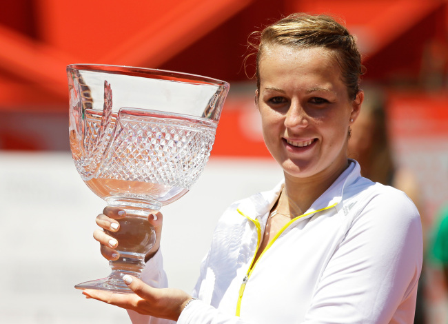 Anastasia Pavlyuchenkova lifts up her trophy on Saturday.   AP-Yonhap News
