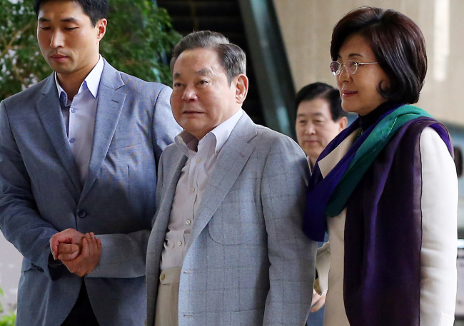 Samsung Electronics Chairman Lee Kun-hee (center) on Saturday leaves for the U.S. with his wife Hong Ra-hee, director of Leeum, Samsung Museum of Art and other aides.   Yonhap News