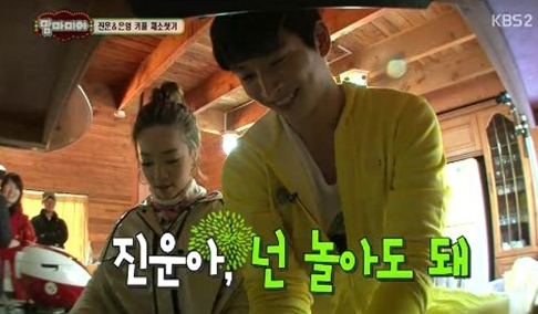 박은영(좌부터/아나운서),정진운(가수/2AM)
박은영 KBS 아나운서가 아이돌그룹 2AM 진운에게 사심을 드러냈다. 특히 정진운과 호흡을 맞추고 있는 가상 아내 고준희를 거론하며 자신의 장점까지 어필해 시청자들의 배꼽을 잡았다.