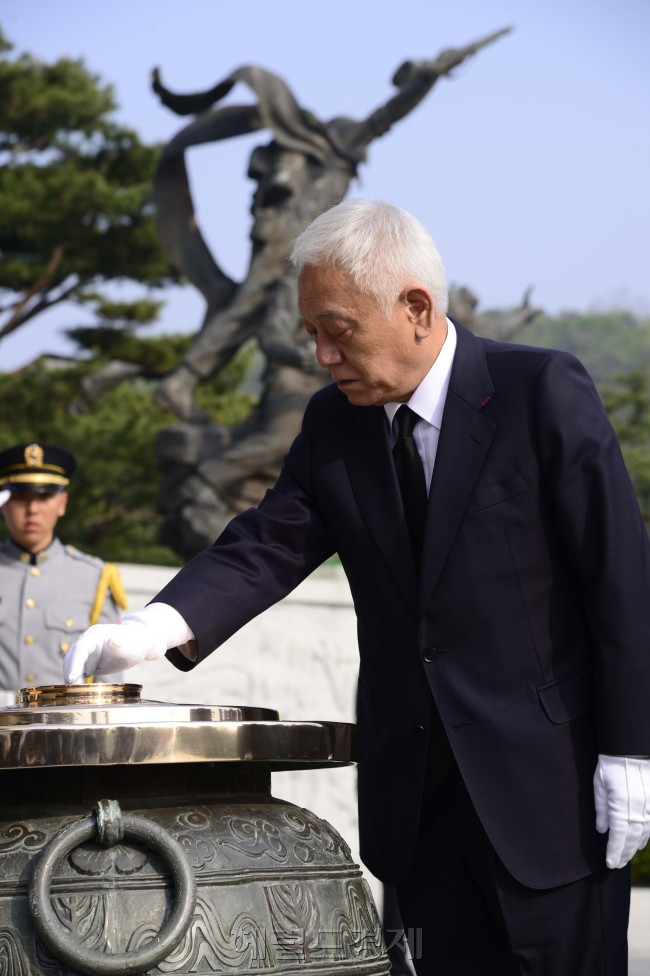 김한길 신임 민주당대표가 6일 오전 신임 지도부와 함께 서울 동작구 국립현충원을 찾아 헌화와 헌화를 하고 있다. 이어 김 대표는 헌화와 묵념을 마친 뒤 방명록에 '민주당이 바로서서 대한민국을 떠받치는 큰 기둥이 되겠습니다'라는 글을 남겼다.<br />박해묵 기자/mook@heraldcorp.com
김한길 신임 민주당대표가 6일 오전 신임 지도부와 함께 서울 동작구 국립현충원을 찾아 헌화와 헌화를 하고 있다. 이어 김 대표는 헌화와 묵념을 마친 뒤 방명록에 '민주당이 바로서서 대한민국을 떠받치는 큰 기둥이 되겠습니다'라는 글을 남겼다.
박해묵 기자/mook@heraldcorp.com
김한길 신임 민주당 대표가 6일 오전 신임 지도부와 함께 서울 동작구 국립현충원을 찾아 분향하고 있다.
박해묵 기자/mook@heraldcorp.com