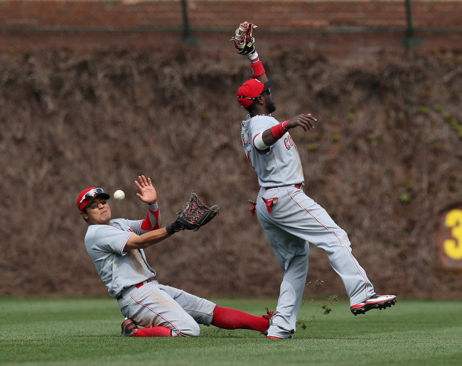 추신수(야구선수/신시내티레즈)
A ball hit by Alfonso Soriano of the Chicago Cubs falls between center fielder Choo Shin-soo (left) and second baseman Brandon Phillips on Sunday. Choo went 2 for 5 with a run and a stolen base.   AFP-Yonhap News