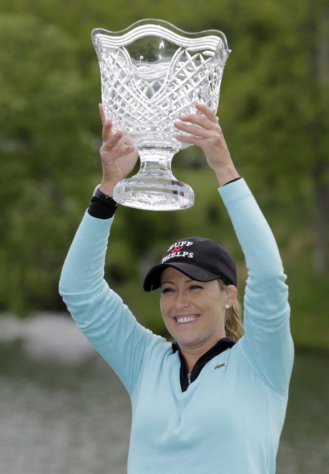 크리스티커(CristieKerr/골퍼)
<YONHAP PHOTO-0270> Cristie Kerr holds the trophy as she celebrates winning the Kingsmill Championship LPGA golf tournament in Williamsburg, Va., Sunday, May 5, 2013. Kerr made a short par putt on the second hole of a sudden-death playoff with Suzann Pettersen for the victory. (AP Photo/Steve Helber)/2013-05-06 08:29:37/ <저작권자 ⓒ 1980-2013 ㈜연합뉴스. 무단 전재 재배포 금지.>
Cristie Kerr poses with the winner’s trophy on Sunday.
AP-Yonhap News