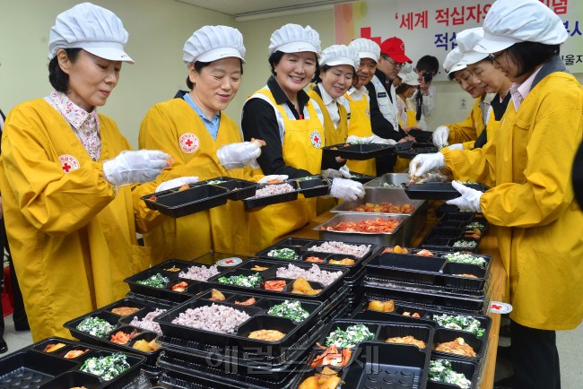 6일 오전 종로-중구 희망나눔봉사센터에서 최옥자 정홍원 국무총리 부인, 국방부, 통일부장관 부인 및 유중근 대한적십자총재가 8일 어버이날을 맞아 고령의 폐지수거 노인에게 전달할 도시락을 만들고 있다.<br />이상섭 기자. babtong@heraldcorp.com 2013.05.06
6일 오전 종로-중구 희망나눔봉사센터에서 최옥자 정홍원 국무총리 부인, 국방부, 통일부장관 부인 및 유중근 대한적십자총재가 8일 어버이날을 맞아 고령의 폐지수거 노인에게 전달할 도시락을 만들고 있다.
이상섭 기자. babtong@heraldcorp.com 2013.05.06