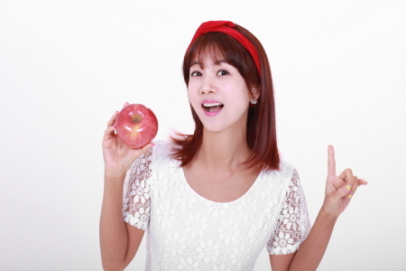 박소현(탤런트/방송인)
1일 1식, 디톡스 등 건강한 식습관에 대한 관심이 높다. 이 가운데 산지애가 대표 동안 연예인 박소현의 이름을 건 박소현 동안사과를 출시해 화제다.