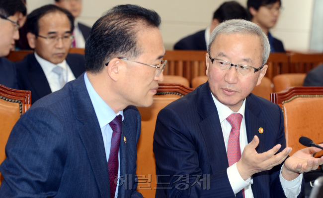 현오석 경제부총리가 6일 오전 국회에서 열린 기획재정위 전체회의에 백운찬 관세청장과 이야기하고 있다. 박현구 기자phko@heraldcorp.com
현오석 경제부총리가 6일 오전 국회에서 열린 기획재정위 전체회의에 백운찬 관세청장과 이야기하고 있다. 박현구 기자phko@heraldcorp.com