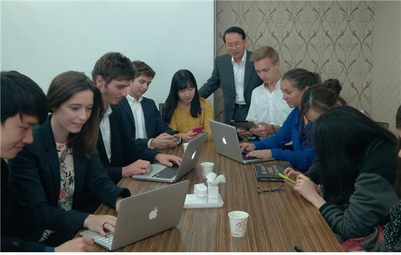 Min Byoung-chul (center, standing), founder of the Sunfull Movement and Konkuk University professor, watches his students write online condolences for the victims of an earthquake which hit China’s Sichuan province on April 20.   Sunfull Movement