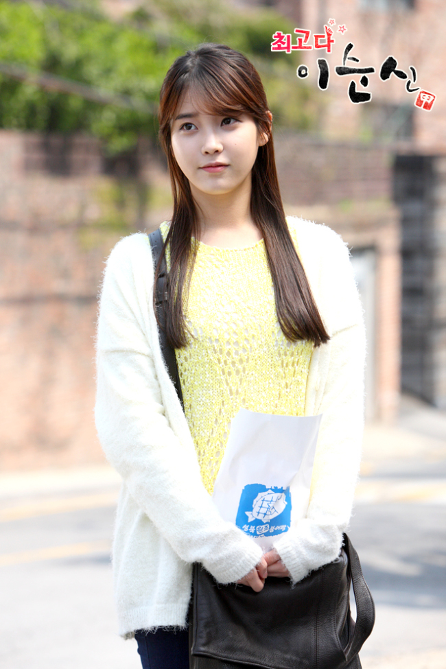 아이유(이지은/가수)
일주일 내내 ‘아이돌 천하’가 열렸다. 비단 어제 오늘 일은 아니지만 최근 안방극장에선 하루도 빼놓지 않고 연기돌이 눈도장을 찍는다.