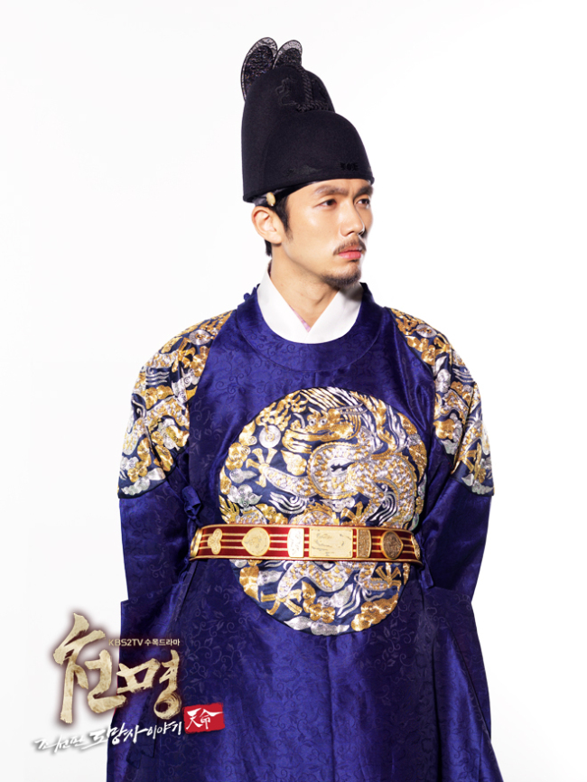 임슬옹(가수/탤런트/2AM)
일주일 내내 ‘아이돌 천하’가 열렸다. 비단 어제 오늘 일은 아니지만 최근 안방극장에선 하루도 빼놓지 않고 연기돌이 눈도장을 찍는다.