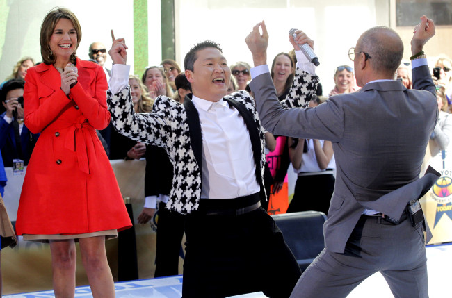 싸이(박재상/가수/음악PD)
Savannah Guthrie reacts as Psy and Matt Lauer dance on NBC’s “Today Show” at Rockefeller Center in New York City on Friday.    UPI-Yonhap News