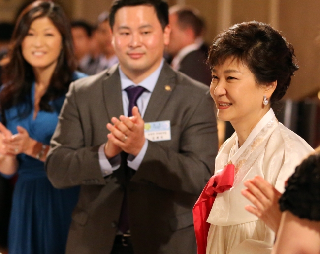 박근혜(대통령)
NEW YORK -- President Park Geun-hye stressed Sunday (Monday Korea time) Seoul will leave the door open for dialogue with North Korea to defuse tension and start a mutual trust-building process.