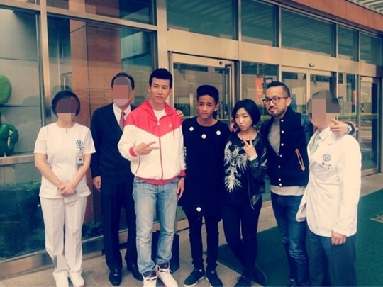션(좌부터/노승환/가수/지누션),제이든스미스(jadensmith/영화배우),공민지(가수/2NE1)
걸그룹 투에니원의 멤버 공민지가 의외의 인맥 사진을 공개했다.