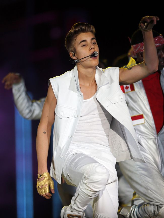 저스틴비버(JustinBieber/가수)
아랍에미리트(UAE) 두바이를 방문한 캐나다 출신의 팝 스타 저스틴 비버(19)의 기행이 구설수에 오르고 있다.