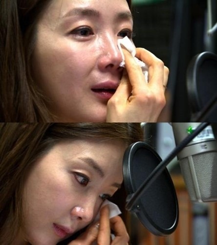 최지우(영화배우/탤런트)
최지우는 6일 방송 예정인 ‘휴먼다큐 사랑’의 ‘해나의 기적’ 첫번째 이야기의 내레이션을 맡았다. 최지우는 ‘선천성 기도 무형성증’ 환자로 기도(숨관)없이 태어나 2개월 시한부 삶을 선고받았지만 기적적으로 32개월째 생존해 있는 아기 해나의 사연을 전하기 위해 녹음실에 들어갔다.