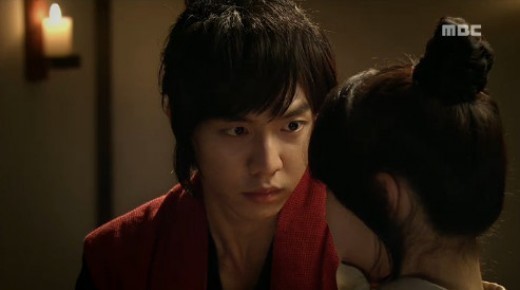 이승기(가수/탤런트)
6일 방송된 MBC 월화드라마 ‘구가의 서’에서는 조관웅의 수하를 피해 최강치(이승기 분)와 담여울(수지 분)이 몸을 피하다 여울의 성정체가 드러났다. 두 사람은 재빨리 비밀금고가 있는 곳으로 몸을 피했지만, 몸이 아픈 여울은 자리에서 쓰러질 뻔 했다.
