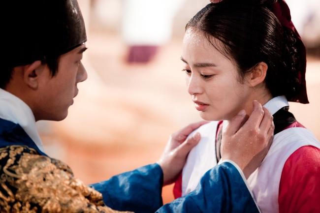유아인(좌부터/엄홍식/탤런트/영화배우),김태희(탤런트/영화배우)
요즘 사극에 출연하고 있는 주연 여배우들의 연기력을 두고 많은 말들이 오가고 있다. 간혹 젊고 예쁜 여배우에게 가해지는 질투성 비난도 섞여 있지만, 대부분은 그럴 만한 지적이다.