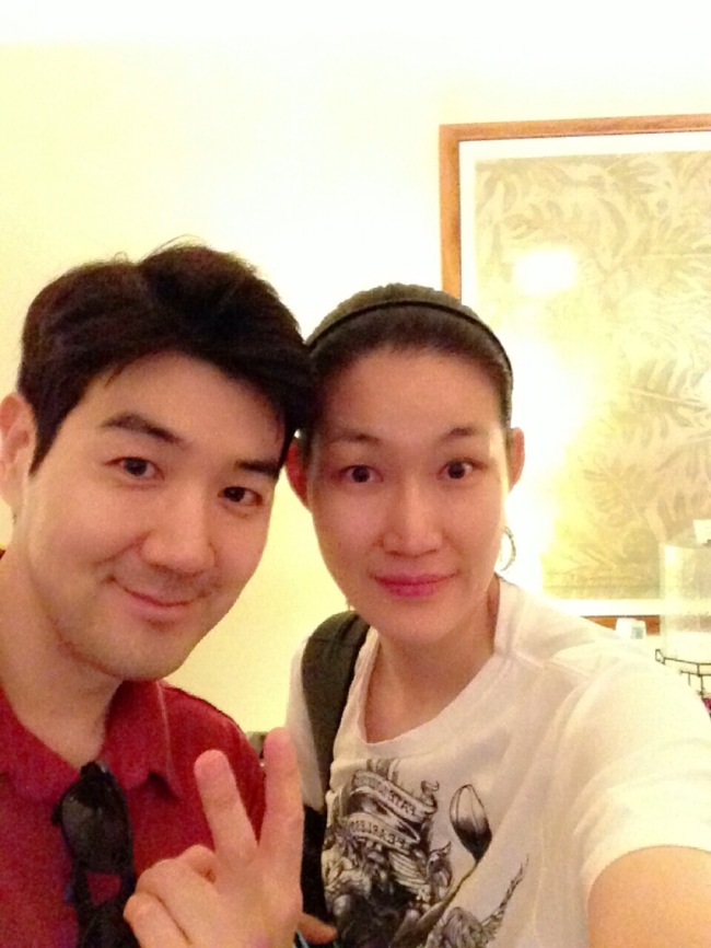한상진(좌부터/탤런트),박정은(농구선수/용인삼성생명블루밍스)
부부는 닮았다. 2004년 5월 한국 여자농구 간판스타와 무명 탤런트의 결혼으로 화제를 모았던 이들은 올해로 결혼 10년차를 맞았다. 그 세월 만큼 얼굴도, 생각도 부쩍 닮아 있었다. 28년의 화려했던 선수 생활을 접고 여자프로농구 삼성생명 코치로 변신한 ‘명품포워드’ 박정은(36)과 인기배우 한상진(36) 부부. 박정은의 코치 선임이 발표되던 날, 경기도 용인 삼성트레이닝센터에서 이들을 만났다.