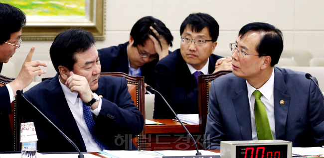 국회 정무위는 6일 전체회의를 열어 '가맹사업거래의 공정화에 관한 법률 일부개정법률안' 등 경제민주화 관련 법안들을 통과시켰다. 신제윤 금융위원장(왼쪽)과 노대래 공정거래위원장이 국회에서 열린 정무위원회 전체회의에 앞서 미리 자리해 대화하고 있다. 박현구 기자phko@heraldcorp.com 2013.05.06
“너무 과속하는거 아닌가요?”