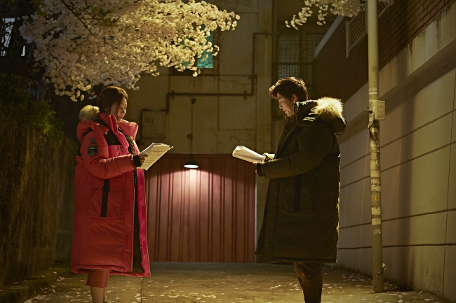 박신혜(좌부터/탤런트/영화배우),윤계상(영화배우/탤런트)
김지운 감독, 윤계상 주연의 경쾌한 로맨틱코미디영화 ‘사랑의 가위 바위 보’가 기업(코오롱스포츠)과의 컬래버레이션으로 주목받고 있다.