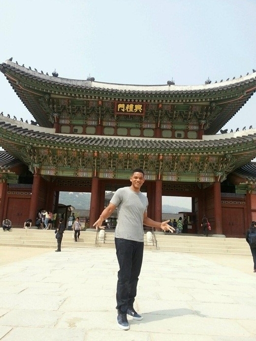 윌스미스(WillSmith/영화배우/가수)
할리우드 배우 윌 스미스가 경복궁 인증샷을 공개해 네티즌의 시선을 끌었다.