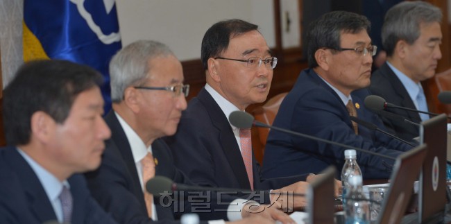 7일 오전 서울 세종로 정부서울청사에서 열린 국무회의에서 정홍원 국무총리가 회의를 주재하고 있다.<br />김명섭 기자 msiron@heraldcorp.com
7일 오전 서울 세종로 정부서울청사에서 열린 국무회의에서 정홍원 국무총리가 회의를 주재하고 있다.
김명섭 기자 msiron@heraldcorp.com