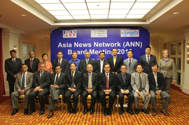 ANN editors pose with Cambodian Senior Minister Om Yin Tieng (center in the front row) at the “Social, Mobile and always Interactive: How to attract Asia’s Y Generation for Political Participation and National Development” conference organized by the Konrad-Adenauer-Stiftung and Rasmei Kampuchea in Phnom Penh, Cambodia, on April 29.  On the far right in the first row is Yu Kun-ha, chief editorial writer of The Korea Herald.   Asia News Network