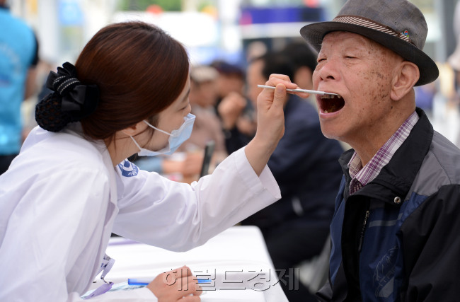 어버이날을 하루 앞둔 7일 오전 서울시 어르신치과 이동진료실 무료운영_종로 탑골공원 앞./안훈기자 rosedale@ 2013.05.07