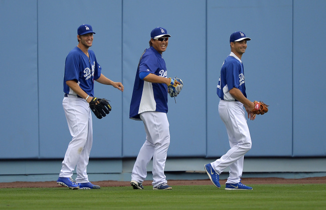 Los Angeles Dodgers pitchers Clayton Kershaw (left), Ryu Hyun-jin (center) and Ted Lilly share a light moment during batting practice in Los Angeles on Monday.   AP-Yonhap News