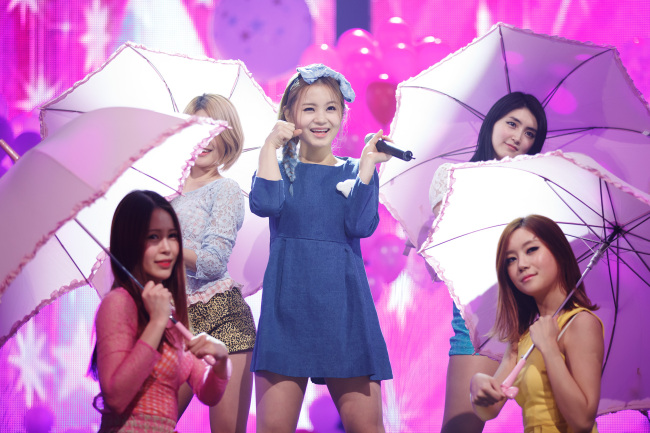 이하이(가수)
Lee Hi performs her hit track “It’s Over” on M! Countdown.   CJ E&M