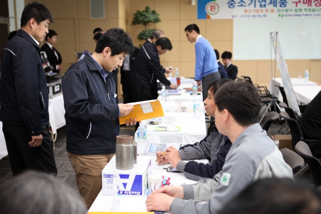 KHNP officials promote sales of products made by SMEs in the company’s office in Gori, Busan, last month.   KHNP
