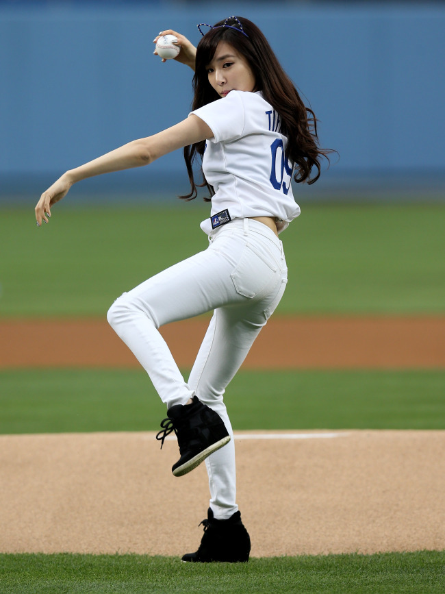 티파니(스테파니황/가수/소녀시대)
Girls’ Generation member Tiffany throws out the first pitch before the Dodgers’ game in Los Angeles on Monday.   AFP-Yonhap News