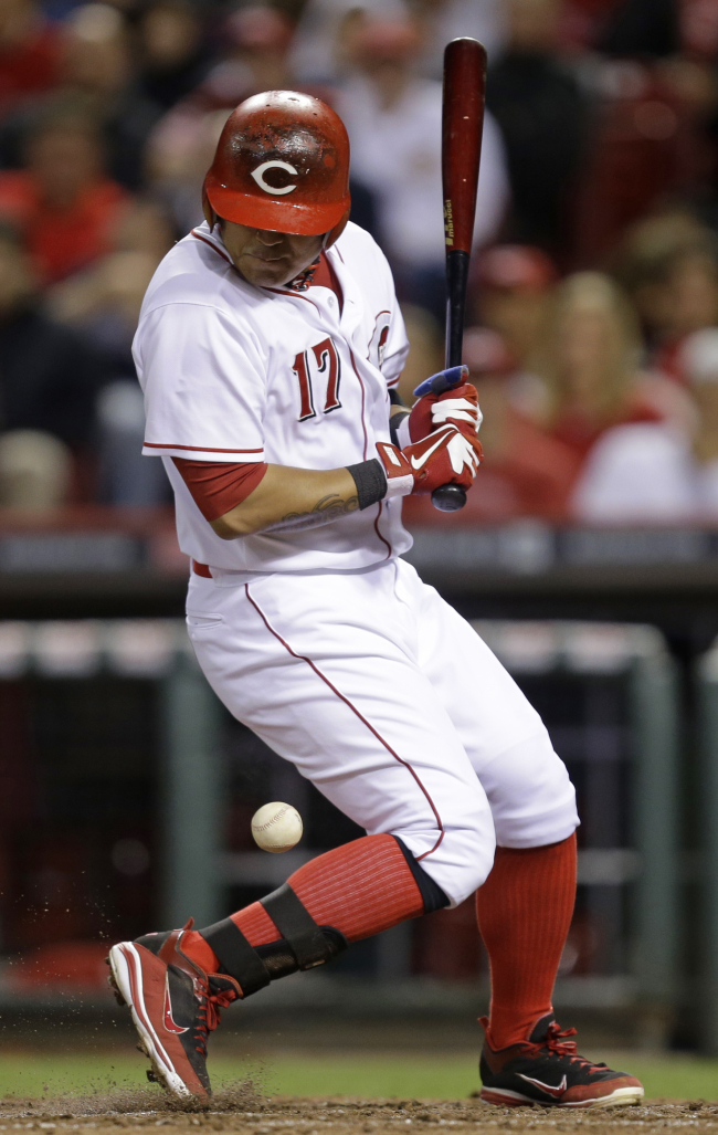 <YONHAP PHOTO-0787> Cincinnati Reds' Shin-Soo Choo is hit by a pitch from Atlanta Braves starting pitcher Paul Maholm in the fifth inning of a baseball game, Monday, May 6, 2013, in Cincinnati. (AP Photo/Al Behrman)/2013-05-07 13:04:51/ <저작권자 ⓒ 1980-2013 ㈜연합뉴스. 무단 전재 재배포 금지.>
Cincinnati Reds outfielder Choo Shin-soo is hit by a pitch in the fifth inning on Monday.
AP-Yonhap News
