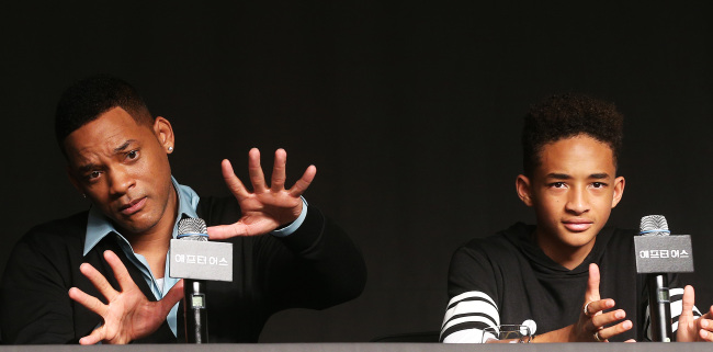 윌스미스(좌부터/WillSmith/영화배우/가수),제이든스미스(JadenSmith/영화배우)American actor and rapper Will Smith (left) and his son Jaden Smith pose during a press conference promoting their film “After Earth” in which they co-starred as the leads, in Seoul on Tuesday.    Yonhap News