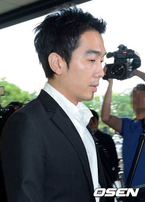 고영욱(가수/뮤지컬배우/룰라)
미성년자 성폭행 및 강제 추행 혐의로 중형을 선고 받은 방송인 고영욱(37)이 항소심에서 국선 변호인을 선임한 것으로 알려졌다.