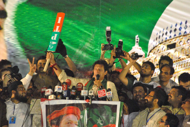 Pakistani cricket legend and chairman of Pakistan Tehreek-e-Insaf or Movement for Justice Imran Khan (center) addresses an election campaign rally in central Pakistan’s Multan on Monday.   Xinhua-Yonhap News