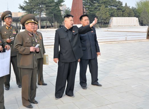 김정은(정치인/북한국방위원회제1위원장)
북한 김정은 국방위원회 제1위원장이 평양에서 인민군이 건설 중인 조국해방전쟁승리기념관, 문수물놀이장, '미림 승마구락부'(승마클럽) 등을 시찰했다고 조선중앙통신이 7일 보도했다. 조선중앙통신은 이사진을 보도하며 정확한 촬영일시는 밝히지 않았다. (연합뉴스)