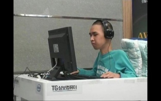 박승현(전프로게이머)
희귀병을 앓고 있으면서도 불꽃같은 활약을 보여줬던 프로게이머 박승현(25)이 지난 6일 세상을 떠났다.